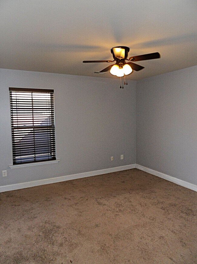 Building Photo - 706 Oak Cove Ln NW