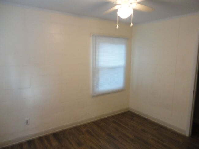 Building Photo - Nice recently Remodel 2 bedroom/1 bath duplex