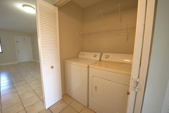 Building Photo - 1523 Meadows Cir