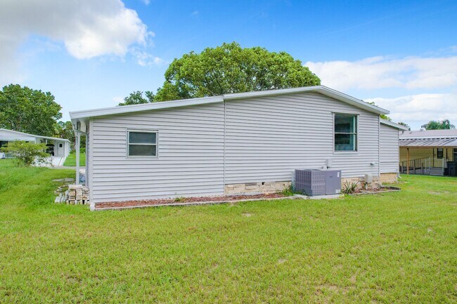 Building Photo - Gorgeous fully remodeled 2-Bedroom, 2 Bath...
