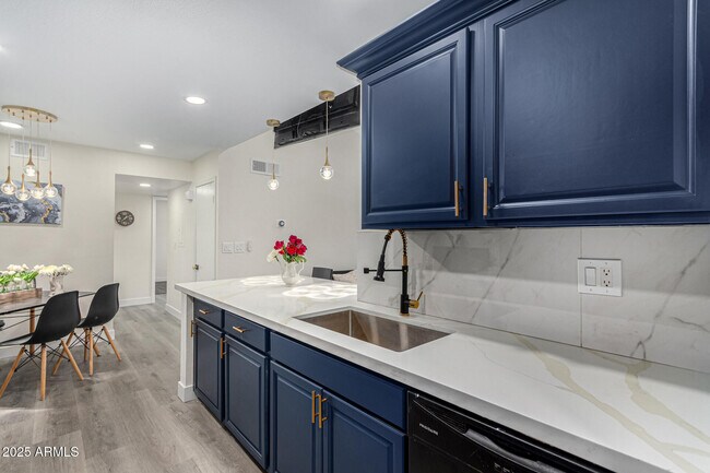 Building Photo - 623 W Guadalupe Rd