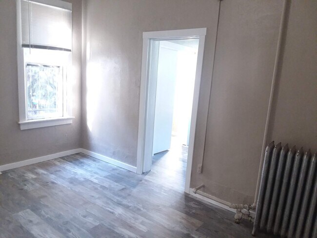 Building Photo - Cap Hil Adorable 1 Bedroom Available Now! ...