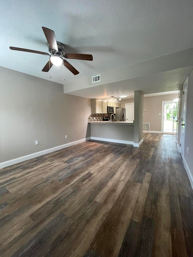 Building Photo - 702 Terrance Ct