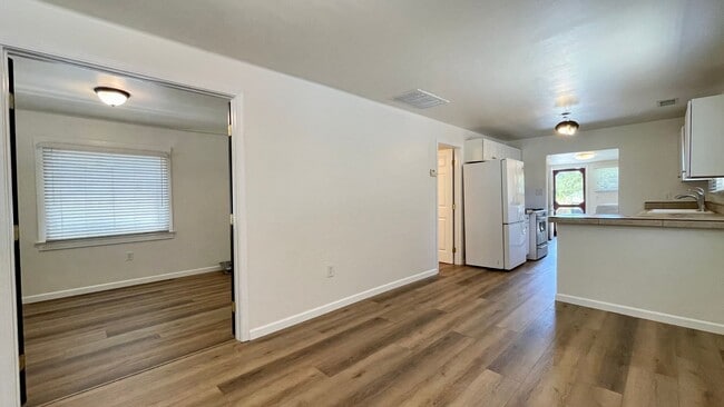 Building Photo - Charming 2 Bedroom, 2 Bathroom Bungalow wi...