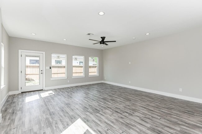 Building Photo - 3547 Dreyfus St