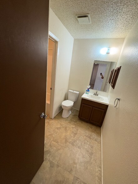 Building Photo - 321 Easy St