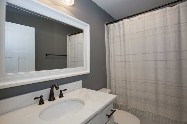 Building Photo - Charming Cottage in DOWNTOWN Southern Pines