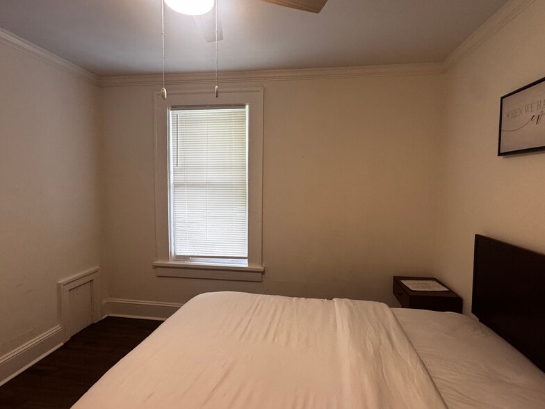 Building Photo - Room in House on Evans Dr SW