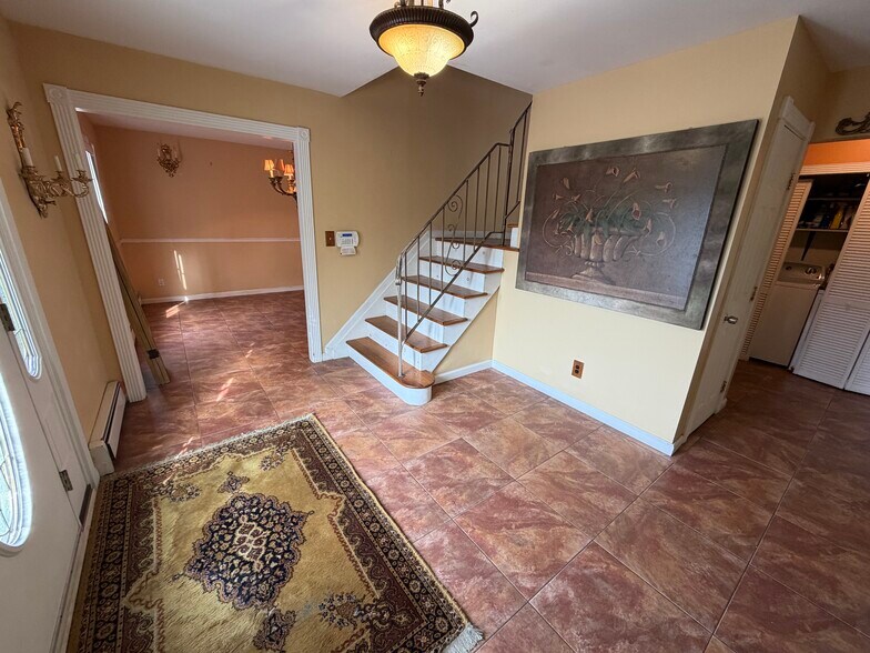 Building Photo - 30 Dumond Pl