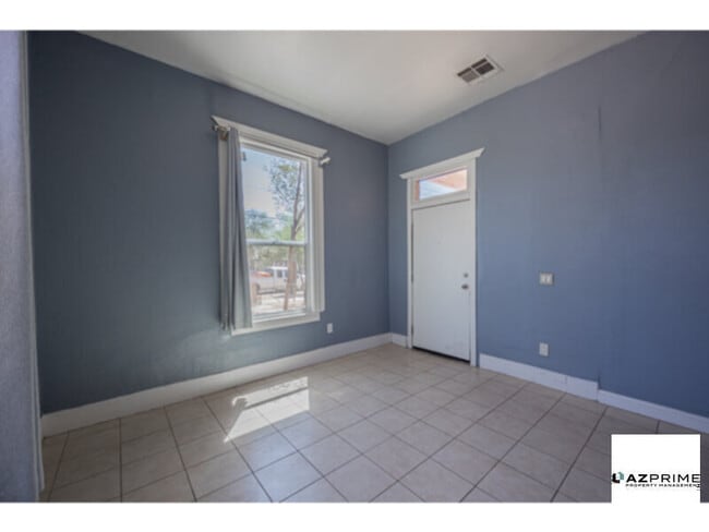 Building Photo - $500 OFF FIRST MONTH'S RENT MOVE IN SPECIA...