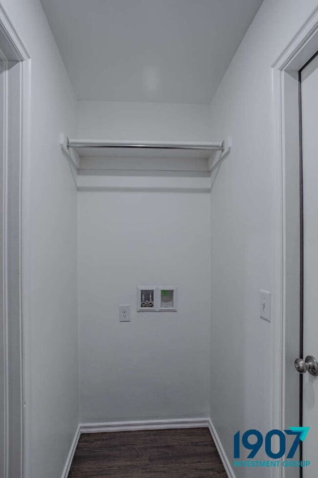 Building Photo - Contemporary 3-Bedroom Home in Yukon – Modern Finishes & Open Layout! - NO PETS