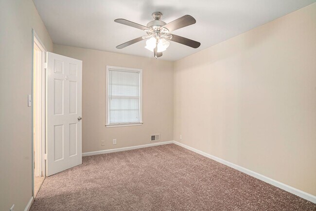 Building Photo - 5 Bedroom Large Ranch with Finished Basement