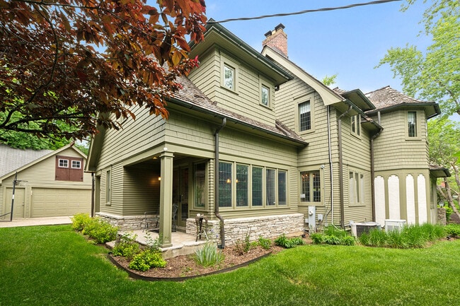 Building Photo - 2023-2027 W 108th Pl