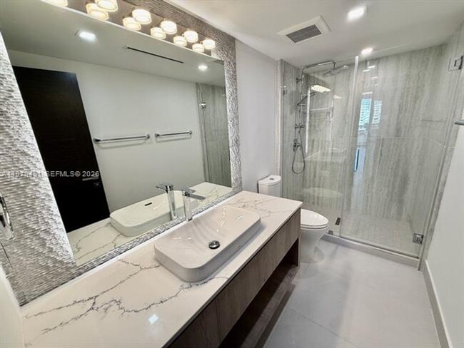 Building Photo - 900 Bay Dr