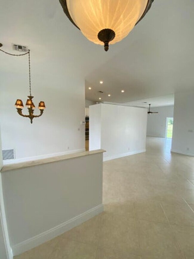 Building Photo - 4593 Bucida Rd