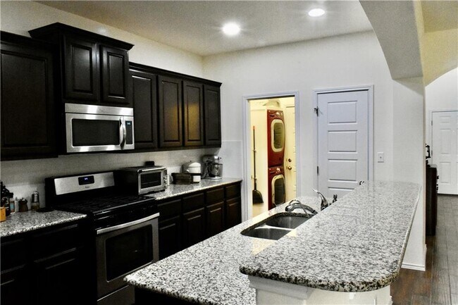 Building Photo - 201 Leather Oak Loop