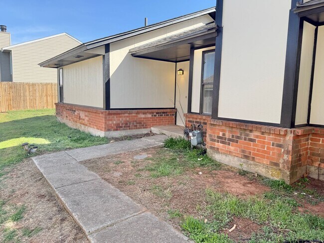 Building Photo - 1012 N Chowning Ave