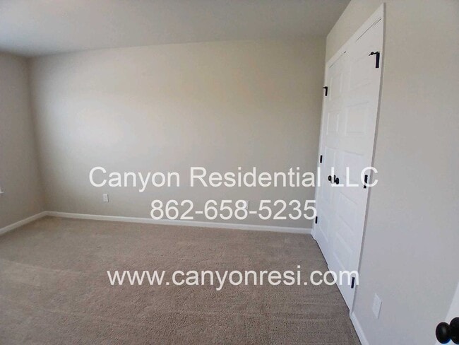 Building Photo - MUST SEE Fantastic 4BR 2/5 BA near everyth...