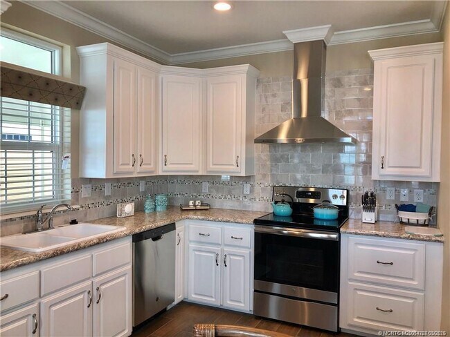 Building Photo - 163 NE Buoy Dr