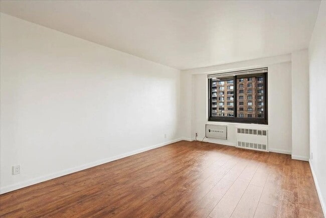 Primary Photo - 185 Hall St
