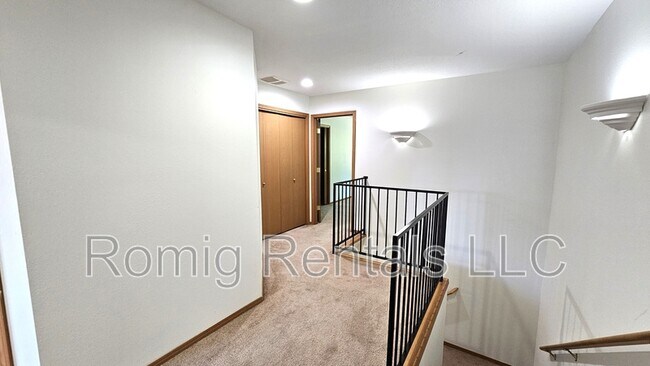 Building Photo - 8102 NE 36th Ct