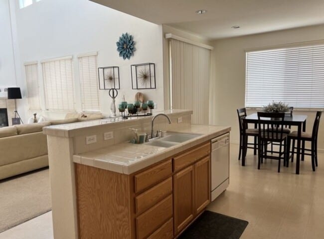 Building Photo - Luxury LAKEFRONT property!!!