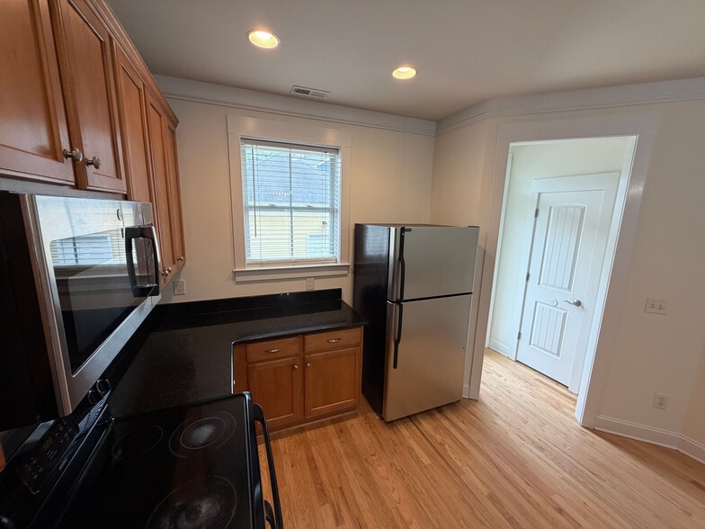 Building Photo - Room in House on Dubois Court