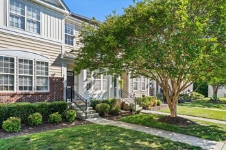 Building Photo - WOW!! - LARGE townhome  Close to everything