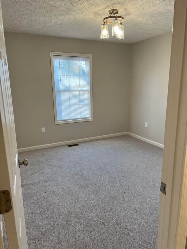 Building Photo - 392 Southridge Cir
