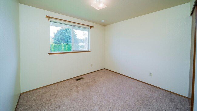 Building Photo - Spacious and move in ready 3 bed 2.5 bath ...