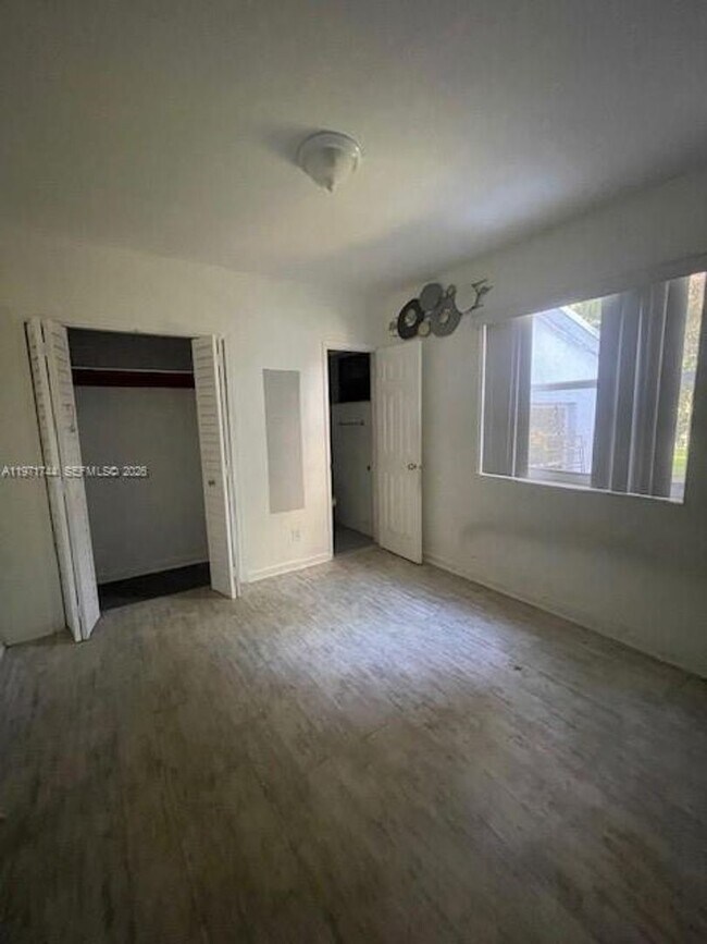 Building Photo - 121 NE 169th Terrace