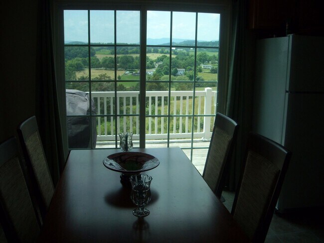 Building Photo - 3BR, 2 ba townhouse in the Pinnacles with views