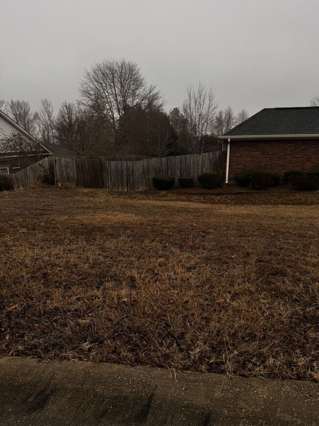 Building Photo - HOME FOR LEASE 4 BR 2 BATH RANCHSTYLE  SPLIT FLOOR PLAN AND OPEN  LARGE  FENCED BACKYARD  CONVENI...