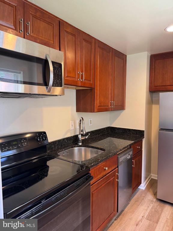 Building Photo - 1720 Queens Ln