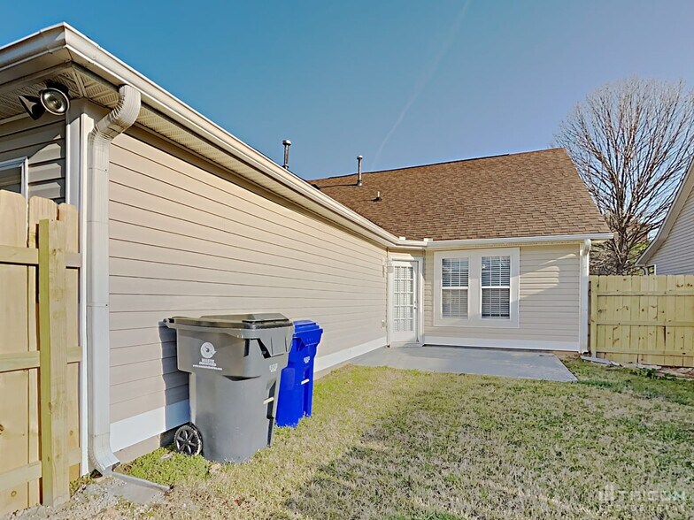 Building Photo - 385 Chadwick Cmns