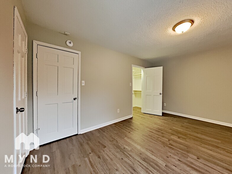 Building Photo - 204 Moon Cir