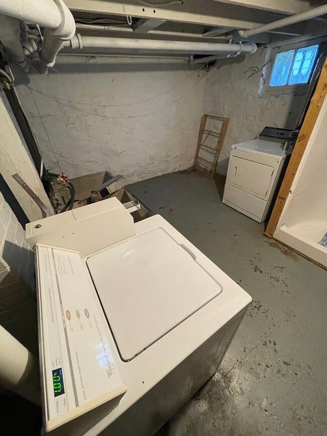 Building Photo - AVAILABLE NOW! FOR A DECEMBER 1ST MOVE IN - 4 Bedroom 1 Bath Home!