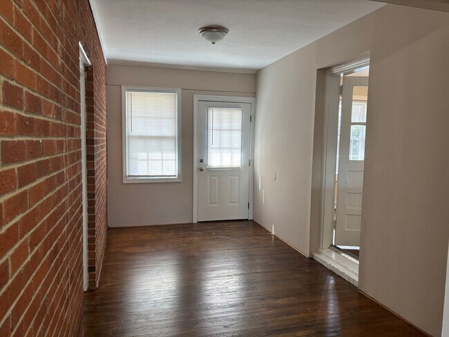 Building Photo - 3 BED, 2 BATH BRICK HOME IN ASHEBORO!