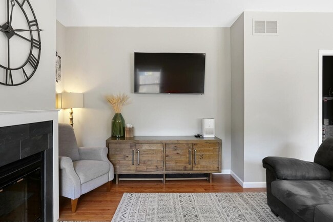 Building Photo - New Rental! 3 Bed, 2 Bath, 2 Car Garage, F...