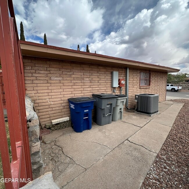 Building Photo - 3304 Old Spanish Trail