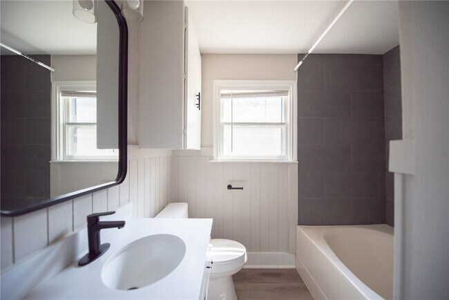 Building Photo - 107 N Banks St