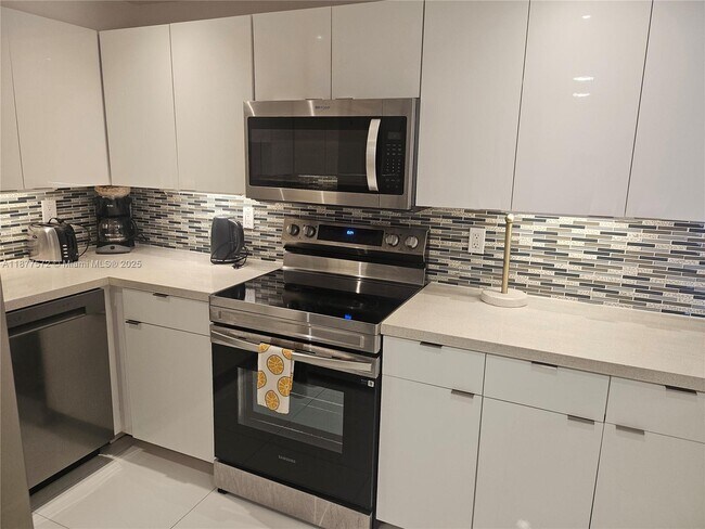 Building Photo - 5161 Collins Ave