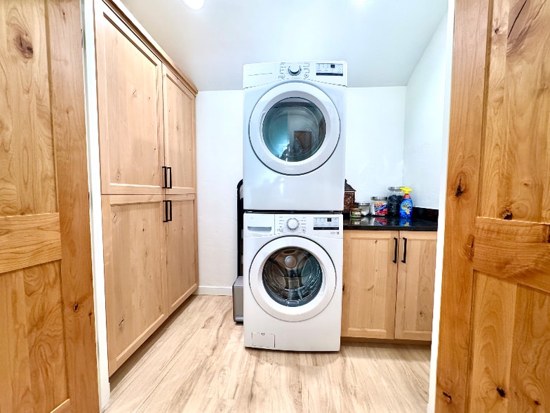 Building Photo - 1120 Holt Dr