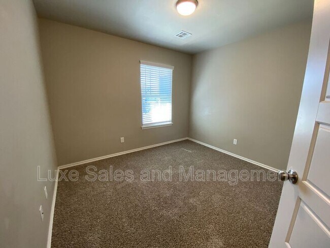 Building Photo - 749 SW 14th St