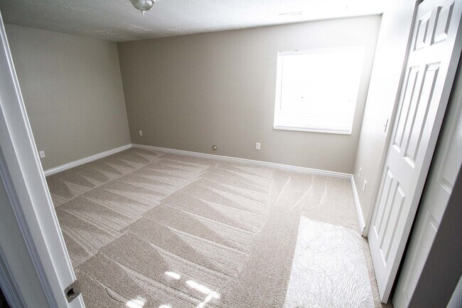 Building Photo - 8236 Pin Oak Dr