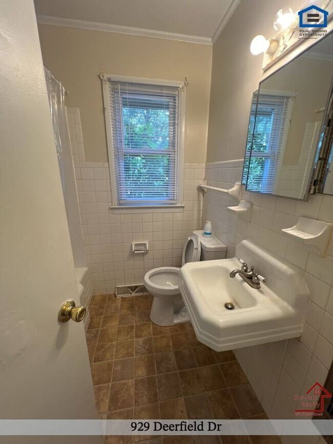 Building Photo - 929 Deerfield Dr