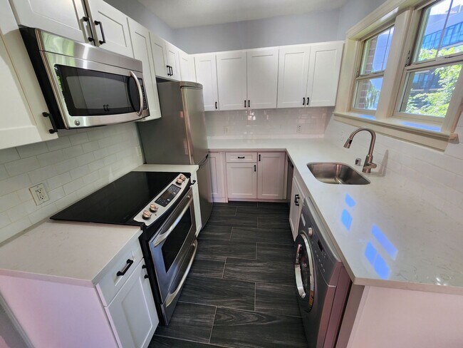 Building Photo - Queen's Court | A/C + Den | Renovated Kitc...