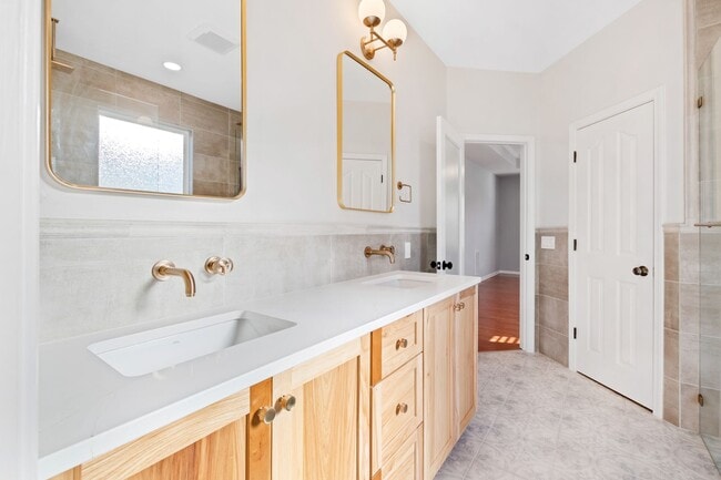 Building Photo - Beautiful 5 Bedroom Home in Dansforth Neighborhood