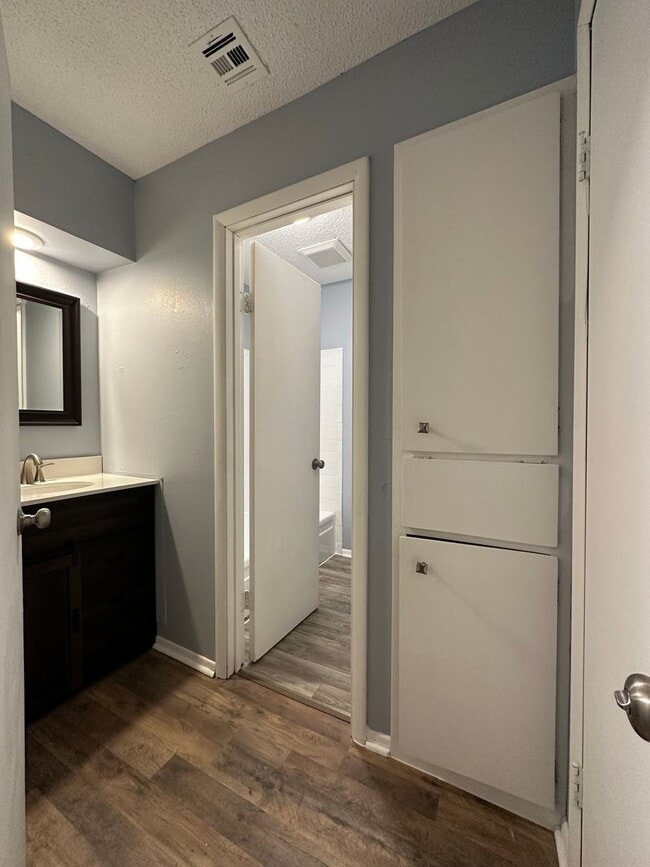 Building Photo - 6619 NW Denver Ave