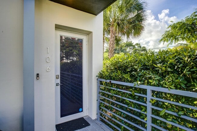 Building Photo - 1045 NE 18th Ave